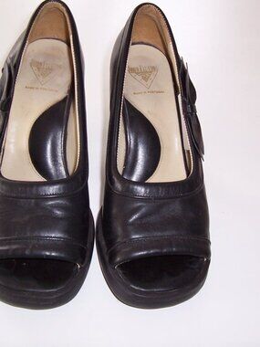 John Fluevog Black Leather Plunger Heel Size 8.5 with Side Bow